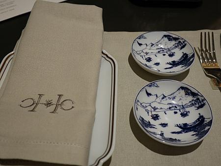 テーブルの上のカトラリーや食器にもこだわりがあります。ホワイト＆ブルーのアジア風食器はLEGLE社のもの。