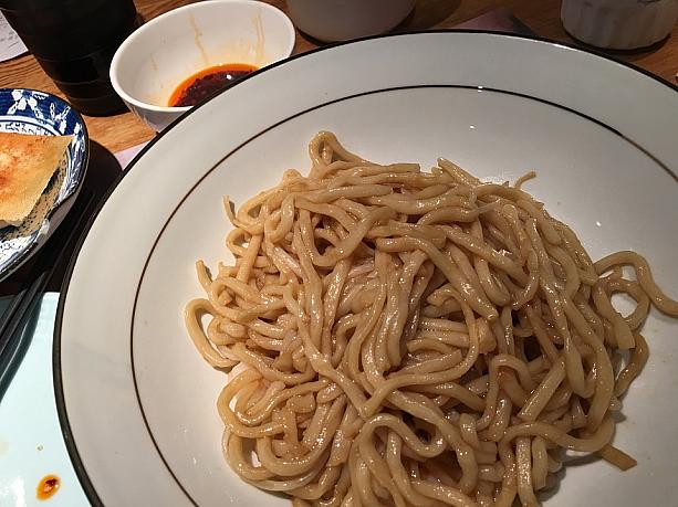 こちらはまた別の日。iSQUAREの中の金牌小籠包、台湾料理の店へ。こちらもセットをオーダーしました。メインは海鮮風の汁無し麵。麵の下に蝦がありました。