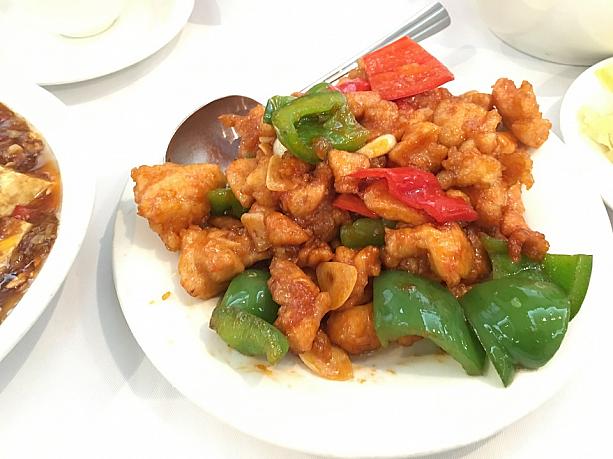 ナビBが選んだのは、甘辛い鶏の炒め物。おかずをシェアをしながら食べるのが香港流。色んな味を食べたいですからね！