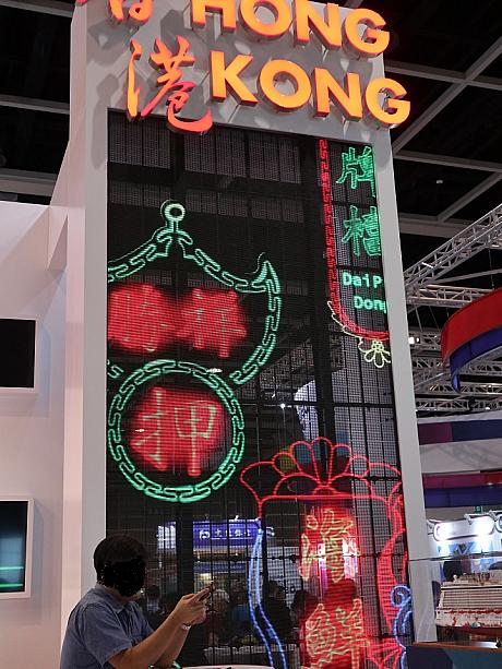 大きな電光掲示板に次々と現れて流れていう香港ならではのネオンや夜景がとっても綺麗でした！ブースのデコレーションとしては”ナビ目線で” 会場の中ではナンバー・ワン！