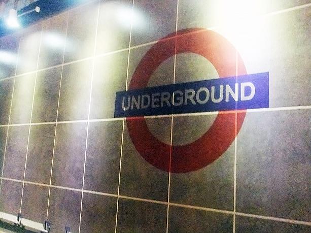 現在のホリデイインの内部にもロンドンの地下鉄のマークがあります