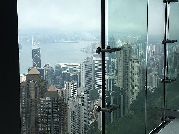 さあ、展望台までエスカレーターであがっていきます。エスカレーターの横のガラス越しに香港の景色が見えると、いやがおうにも期待が高まってしまいますｗｗ