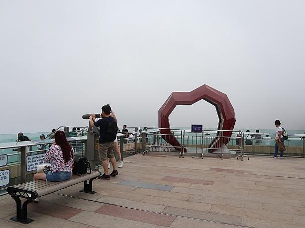 スカイテラスの上は結構広いのです。360度見渡せるので、香港島の裏の絶景も見られるのですが、この日は視界が悪くてお見せできません。ちなみにこちらのハートの形は「