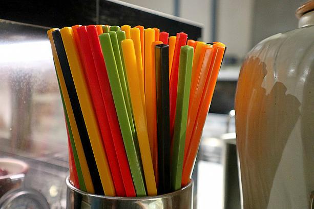 使われている箸は茶餐廳風のカラフルなプラスチック製。このチープな感じが可愛いんですよね。