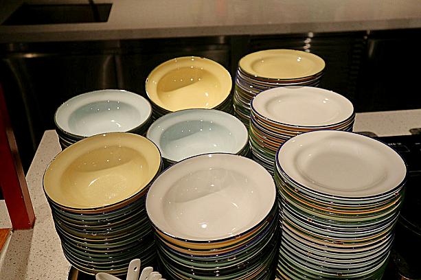 用意されているお皿は、なんとホーロー！これだけのホーロー皿を見るのは圧巻。