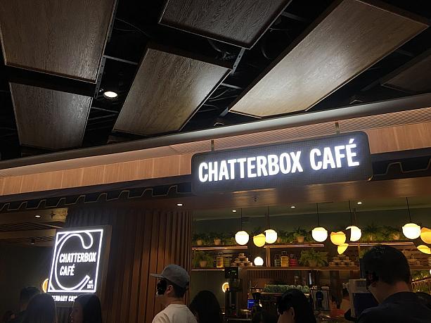 歩いてすぐに なんと、ナビが行きたくて堪らなかった店を発見！こちらシンガポールのチキンライスが有名な店、CHATTER BOX CAFE.ついに香港に上陸です！ここのチキンライスやラクサが食べたい！でもこの日も大行列だったので断念です
