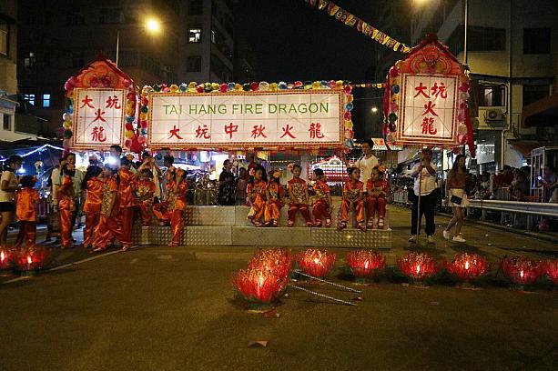 2019年中秋節。今年も年に一度のファイヤードラゴンダンス（舞火龍）が開催されました。このファイヤードラゴンダンスを見られるのは香港で3箇所（大坑、香港仔、薄扶林村）だけ。ナビが訪れたのは、香港で一番盛大なファイヤードラゴンダンスを見られる大坑です。