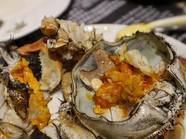 上海蟹を食べるときは脚をもいで、次ぎに甲羅を半分にわって、まずはお腹の部分にあるこってりと濃厚な味噌を味わう・・・と思っていましたが・・・・・