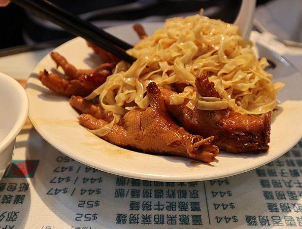 ちなみにナビ友が食べたのはこちら、鳥の足が載ったスープなし麺。ワンタン麺の麺だと細くてお腹がいっぱいにならないらしく、いつもこちらの太い麺にガッツリお肉系をオーダーしていますｗｗ　皆さんも香港にきたら滞在中１度はワンタン麺を試してみてくださいね。