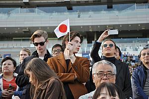 日本の旗を掲げた外国人