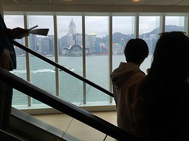 ところでこの香港藝術館、ビクトリアハーバーの真正面という好立地に建っています。館内を移動していても、こんな景色をよく目にするんですよ。