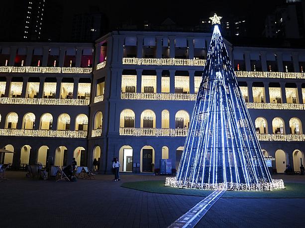 館内のパレードグランドで行われているのが「Tai Kwun Christmas Glitter」。ライトアップは1月5日まで見ることができます。