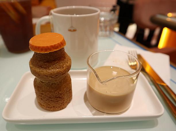 これは香港の人が大好きなヤクルトの形をしたクッキーに、香港式ミルクティを入れながら食べるという