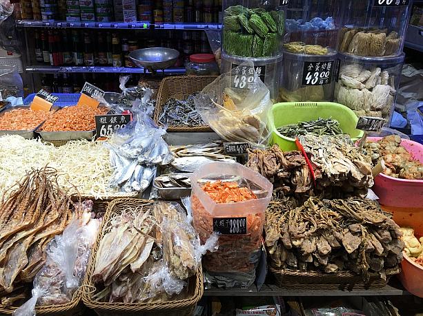これは香港ならではのお店ですね。香港風燻製ソーセージやら漬物などの乾き物を売っていました