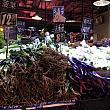勿論市場の中は普通のマーケットと変わりません。あらゆる店が軒を連ねています。こちらは野菜コーナー。香港って土がついたままの野菜を売っていたり、野菜の切り口をお客のほうへ向けて鮮度のアピールをしていますよね