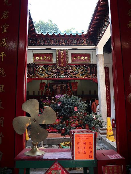香港中の神様にお線香をあげてお詣りをした後は、入り口の風車を回してかえってきました。願いが叶いますように！