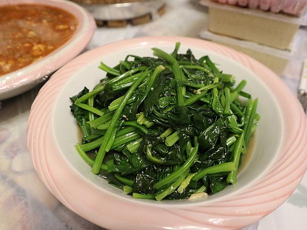 香港の野菜炒めって美味しいですよね～。今日は簡単そうに見えるけれどちょっとしたコツがいる「蒜茸炒菠菜（ほうれん草のにんにく炒め）」をご紹介♪