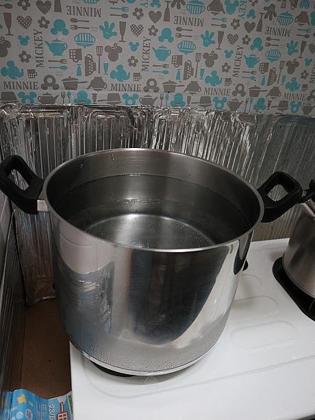 まずは鍋いっぱいにお湯を沸かします。沸騰したところで・・・・