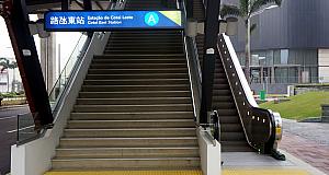 駅の入口への階段とエスカレーター