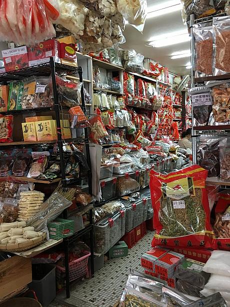 普段口にするものはできる限り健康的なものを、と思っている香港の人々。だからこんな漢方店や乾物店がたくさんあります。