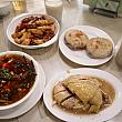 こちらがこの日の注文です。中華料理風のハラールフードのようですね。左の茶色い料理は、サンラータン。とってもピリ辛でした。