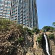 そして遊歩道の突き当たりを下っていくと、瀑布灣瀑布に出ました。大きなマンションの下から流れ出る滝にビックリ！なんとも香港らしい風景です。