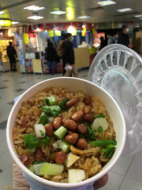 香港風のもち米炊き込みご飯（糯米）も、ここのお店の名物です。糯米は美味しいけれど、食べすぎは要注意です！