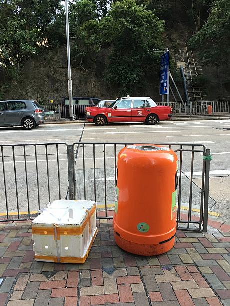 はい、香港のゴミ箱です。オレンジ色が眩しい！本当に目立つ色ですよね。でもナビはこの派手は色こそが香港カラーだと思っています。香港の元気さに負けないようなオレンジ色。大好きだなあ・・・。