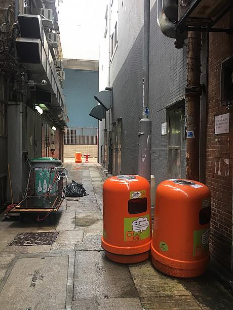 香港では至るところにこのゴミ箱があるんです。この写真なんて、短い路地裏に１、２、３個・・・。多すぎますよね～ｗｗ