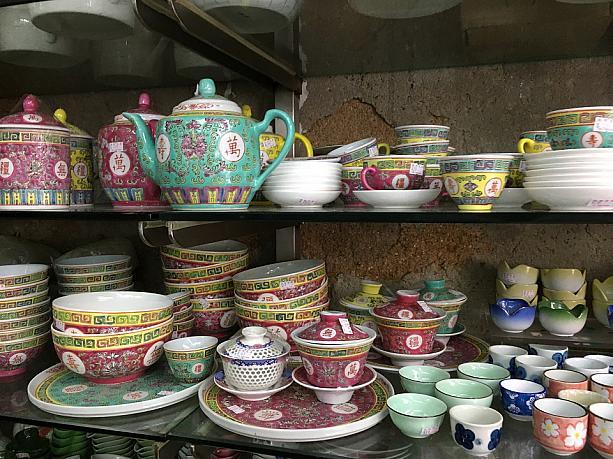 上海ストリートでは色々な種類の食器も売られています。こんなシノワズリ風の素敵な柄の食器で全て揃えたいなあ・・・。全部欲しい！