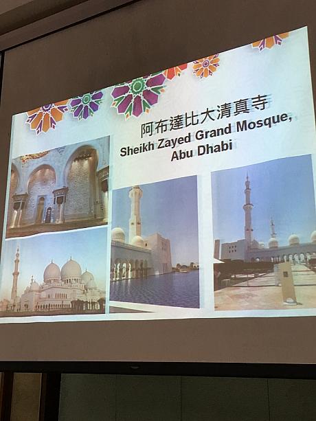 世界のモスクの紹介もありました。これはアブダビのシェイク・ザイード・グランド・モスク。ナビは以前こちらを訪れた際、その余りの豪華絢爛な内装にビックリしました。その後空港で買ったこのモスクについての写真集は、今でも大切にしています。