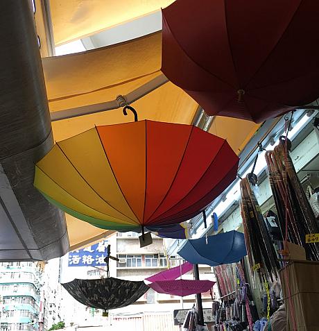 決してお洒落とはいえないけれど、こんな風に傘を陳列している所なんて、「生活の知恵」って気がして、見ているだけで楽しいし・・・・