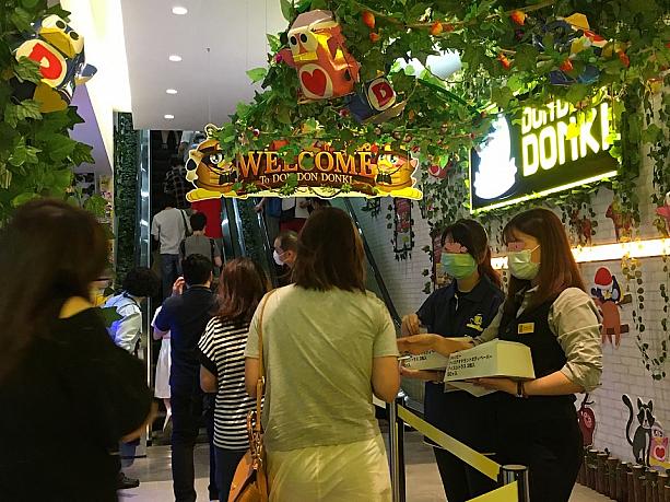 香港島初出店、そして皆旅行に行かれないとあって、平日にも関わらずたくさんの香港人が行列しての入店。オープン当日は入店規制をしていましたが、オープンして１週間たってもまだまだ混雑しているようです。