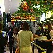 香港島初出店、そして皆旅行に行かれないとあって、平日にも関わらずたくさんの香港人が行列しての入店。オープン当日は入店規制をしていましたが、オープンして１週間たってもまだまだ混雑しているようです。