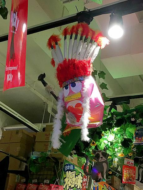 たくさんの品物が陳列されていて見ているだけでも楽しい店内ですが、コーズウェイベイ店はジャングルのような飾り付け！店内をよく見ると、あちこちにドンキのキャラクター『ドンペン』がいました。