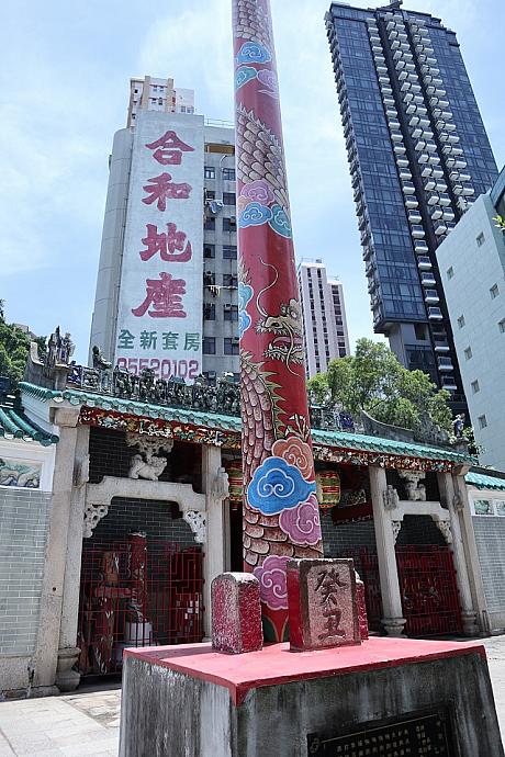 廟の前にも新しい柱がありますね。この柱は「龍柱」と呼ばれていて、香港仔の虎地からこの土地を守っているといわれているようです。風水的な柱なのですね。そう思うとパワーを感じてしまうナビ（単純！？）