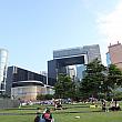 そして後ろには政府の建物と広々とした公園が。天気がよい日だったので、多くの人が外の新鮮な空気を吸いにきていました。