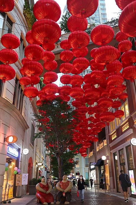 こちらはワンチャイの利東街。真っ赤なランタンがメインストリートの頭上に飾られています。