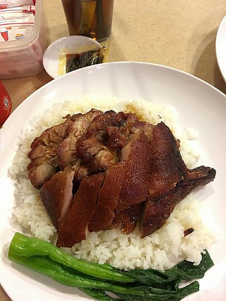 叉焼とパリパリの豚のローストの盛り合わせ。ご飯の上にお肉を載せてこうして食べると、とっても美味しいですよね。
