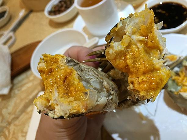 上海蟹は身を味わうというより、ボディに詰まったこの味噌を味わうものだというのは皆さんご存知ですよね。