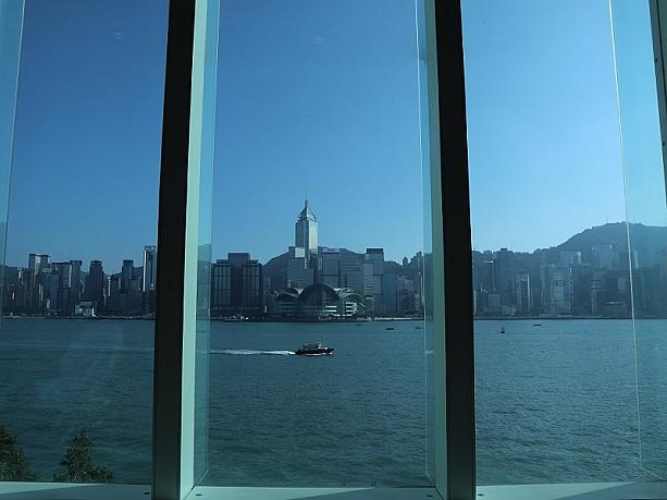ここ、どこだか分かりますか？改装を終えたばかりのHKMoA、香港藝術館の内部から見える景色です。ビクトリアハーバーを真正面に見据えるこの立地は、大きな窓から海が見渡せて絶景ポイントです！