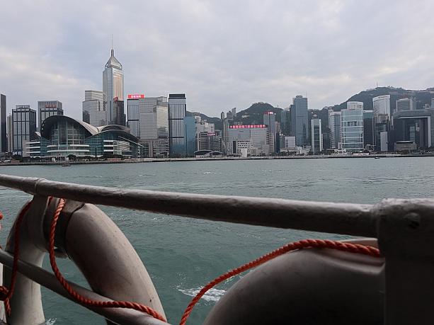船内から見える香港島の景色がとても綺麗です。