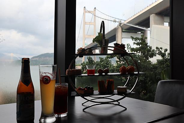 ここのホテルやレストランの醍醐味は、なんといってもこの景色ですね！窓から見渡す青馬大橋の壮大な景色は素晴らしい！