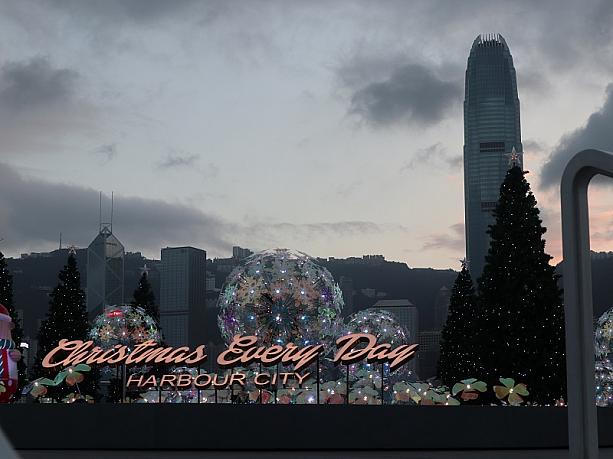 オーシャンターミナルデッキでは旅行に行ってきたような撮影スポットや、光と音楽とバックの香港島の景色を一緒に楽しめるクリスマスモニュメントが登場しています。（入場するには事前予約要）