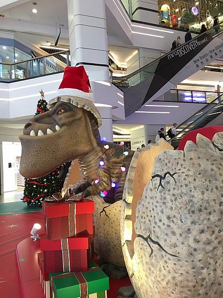 さて一風変わったクリスマスデコレーションがあるのは、尖沙咀のミラプレイス。横から見た写真ですが何だかお分かりになりますか？・・・はい、恐竜なんです。