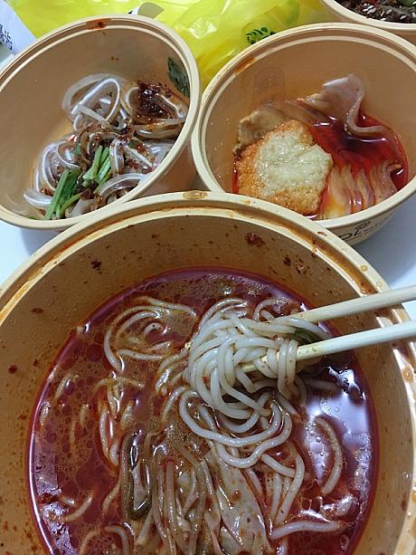 ちなみに麺類のデリバリーが普通に行われている香港ですが、必ずスープと麺は別になっています。なので麺が汁を吸うこともなく、美味しくいただく事ができるんですよ。