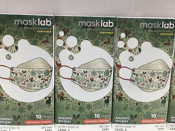 少し前までは真っ白な不織布マスクばかりが市場に出回っていましたが、最近はカラフルでデザイン製の良い香港製マスクがたくさん！去年の年末流行ったのはこんなクリスマス柄マスク。街にはカラフルなクリスマスマスクをした人が溢れていましたよ。