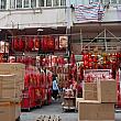でもこの通りが一番賑やかになるのが香港の正月前。このようにどこを見ても真っ赤な縁起物だらけになるんです。