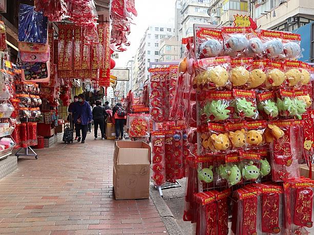 福栄街はたくさんのおもちゃ店が軒を連ねていることで有名なストリート。中秋節やハロウィン前などは、イベントグッズを買い求める客が多く訪れます。