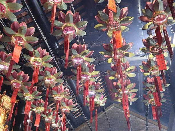 譚公廟にはくるくるのお線香がたくさんありますが、その他にもこの天井から下げられている蓮の花の電燈が美しいのです。